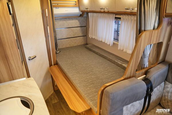 車高不到2.5米還有一個升降床，卓美亞小額頭房車適合一家三口