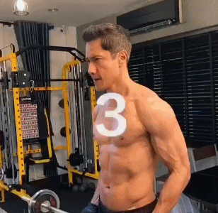 56歲泰國“吳彥祖”與女兒合照似情侶，網友調侃：這是我爸爸