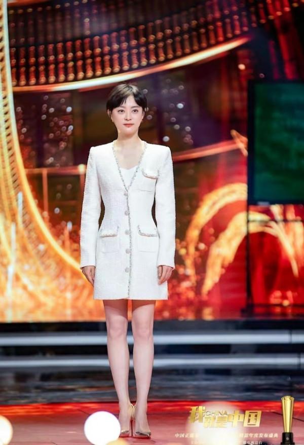 周迅登央視大變樣！穿西裝變&OpenCurlyDoubleQuote;央視臉&rdquo;徹底封神，同臺孫儷搶風頭