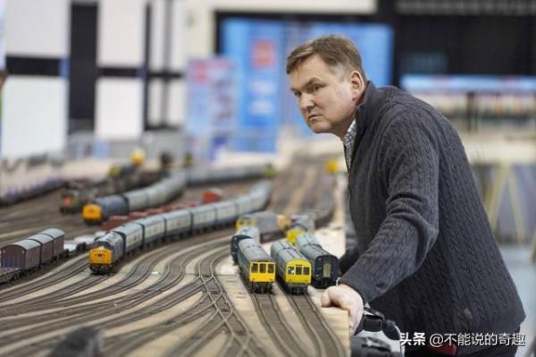 英國男子隱瞞女友8年花百萬打造全英最大鐵道模型，最後斬獲愛情