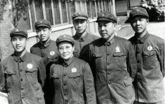 黃永勝的夫人和兒女 黃永勝的夫人和兒女