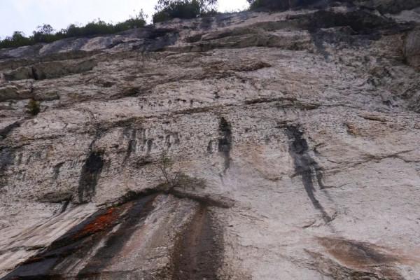 神奇!重慶深山發現一個巨洞,天上掉落一塊巨石,神似佛像 神奇!重慶深山發現一個巨洞,天上掉落一塊巨石,神似佛像