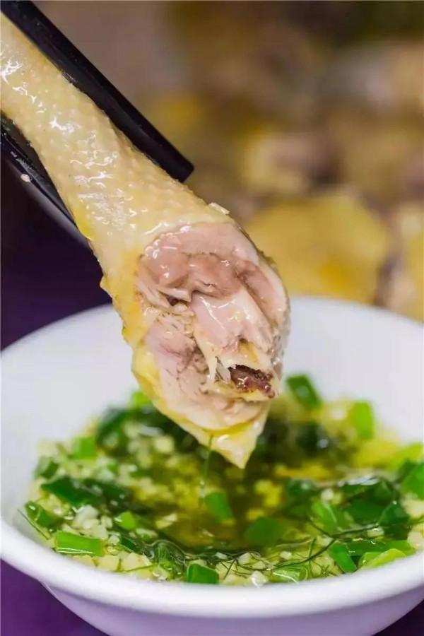 迷迷子買回1只三黃雞,這樣做出的白切雞皮脆肉嫩骨香,好吃得很 迷迷子買回1只三黃雞,這樣做出的白切雞皮脆肉嫩骨香,好吃得很