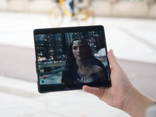 春節宅家如何更舒服的追劇刷博？榮耀Magic V為你解鎖躺平新姿勢