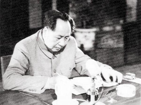 1957年毛主席去看望兒子，閒聊間毛岸青想到一事：爸爸你說怪不怪