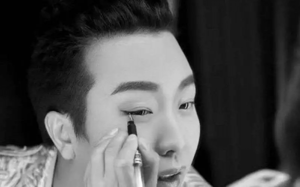 從“服務員”到“貴妃”，被辱罵的20年間，李玉剛究竟經歷了什麼