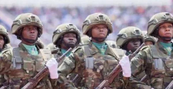 走中國佇列，踢中國正步，喊中文口號，又一箇中非解放軍誕生