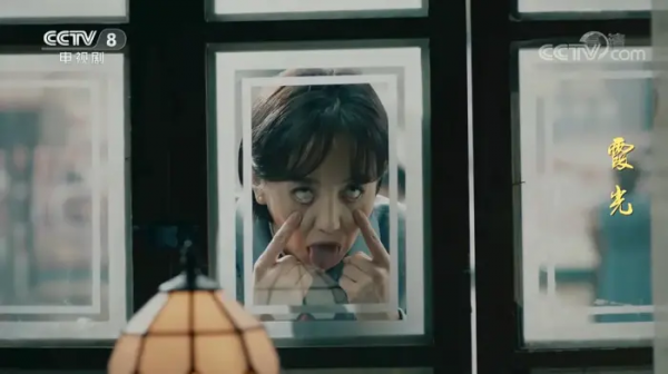 “抗日神劇”新作，佟麗婭諜戰劇背2.7萬名牌包，編劇：很正常