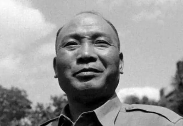 得知張靈甫被擊斃,蔣介石走到上將面前,打他一耳光:給我出去 得知張靈甫被擊斃,蔣介石走到上將面前,打他一耳光:給我出去