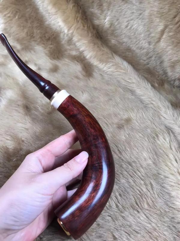 彎如牛角朝天，器古雅而難尋！好漂亮的海南黃花梨菸斗