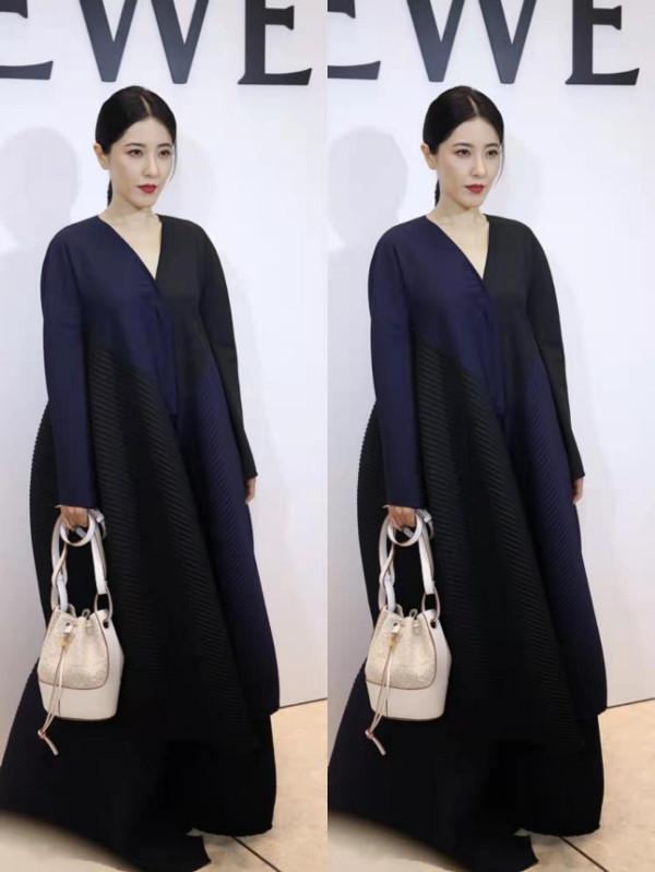 曾黎穿得有點“暗黑”,長裙看著好深沉,她的氣質卻很高階 曾黎穿得有點“暗黑”,長裙看著好深沉,她的氣質卻很高階