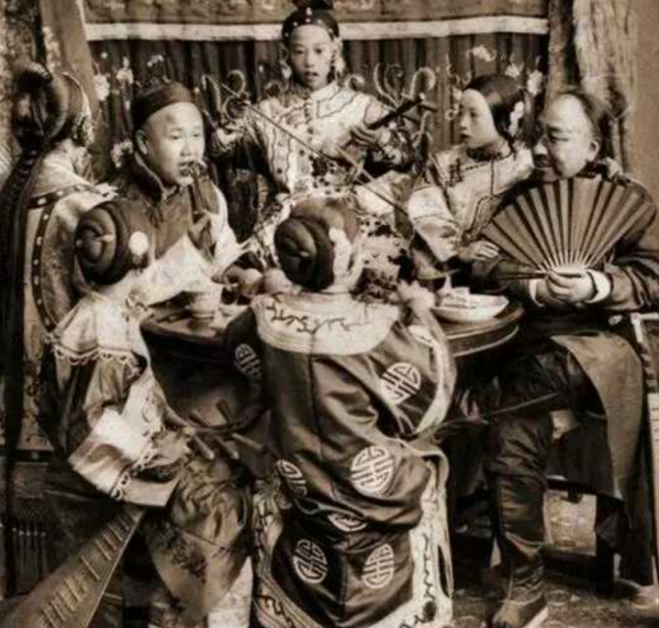 真實清末亂世象，富人縱情享樂，貴族女子纖弱嬌媚，百姓一臉麻木