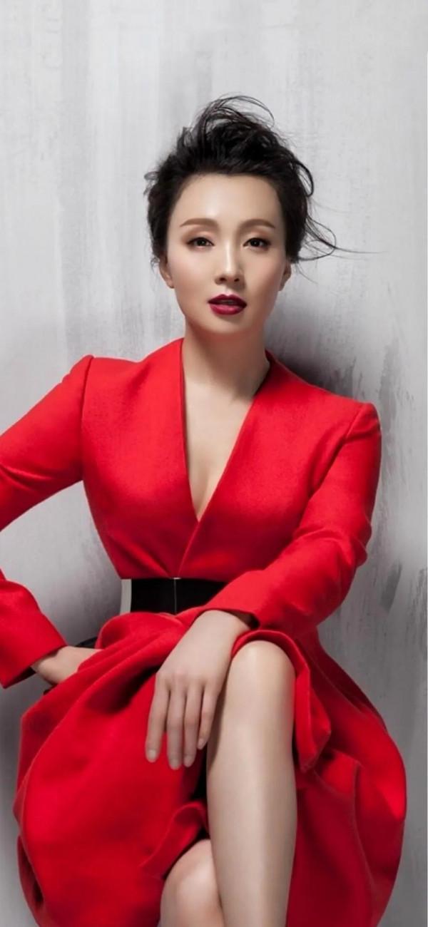 大陶紅和小陶虹同穿黑色裙裝登臺,一個柔美秀氣,一個簡約成熟 大陶紅和小陶虹同穿黑色裙裝登臺,一個柔美秀氣,一個簡約成熟