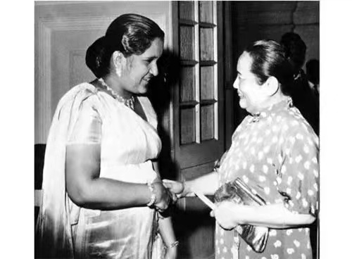 57年周恩來在斯里蘭卡講話，天降大雨他拒絕撐傘，第二天兩國建交