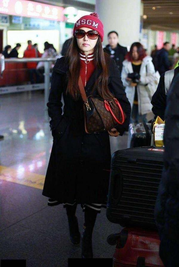 伊能靜扮嫩真是厲害,高馬尾加上毛絨外套,怎麼看都不像50歲的人 伊能靜扮嫩真是厲害,高馬尾加上毛絨外套,怎麼看都不像50歲的人