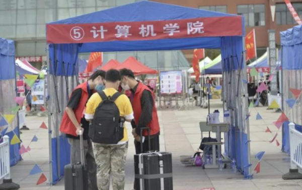 某大學“陰間食堂”火了,如同在墓地用餐,學生:藝術不能接地府 某大學“陰間食堂”火了,如同在墓地用餐,學生:藝術不能接地府