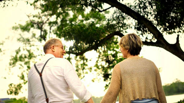 60歲再婚阿姨哭訴：和老伴退休金共1萬5，可連一件新衣服都買不起