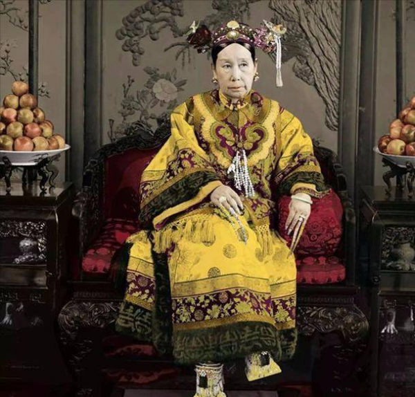 2012年慈禧後人上節目，沉迷“阿哥夢”無法自拔，舞臺上出盡洋相