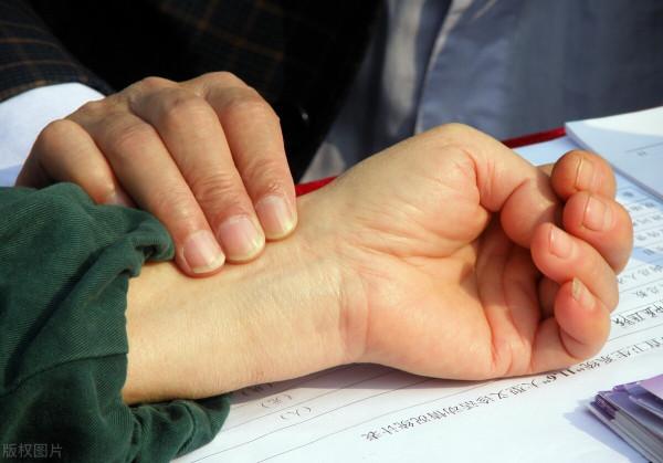 肝氣鬱結，傷肝傷脾！一個動作疏肝理氣，心情舒暢