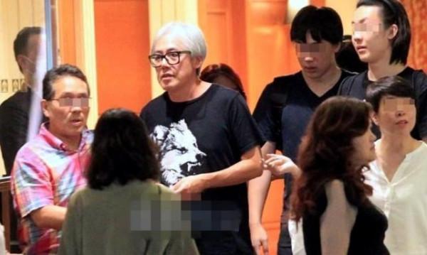 歌手張宇滿頭白髮如雪引熱議，你的臉有幾分憔悴