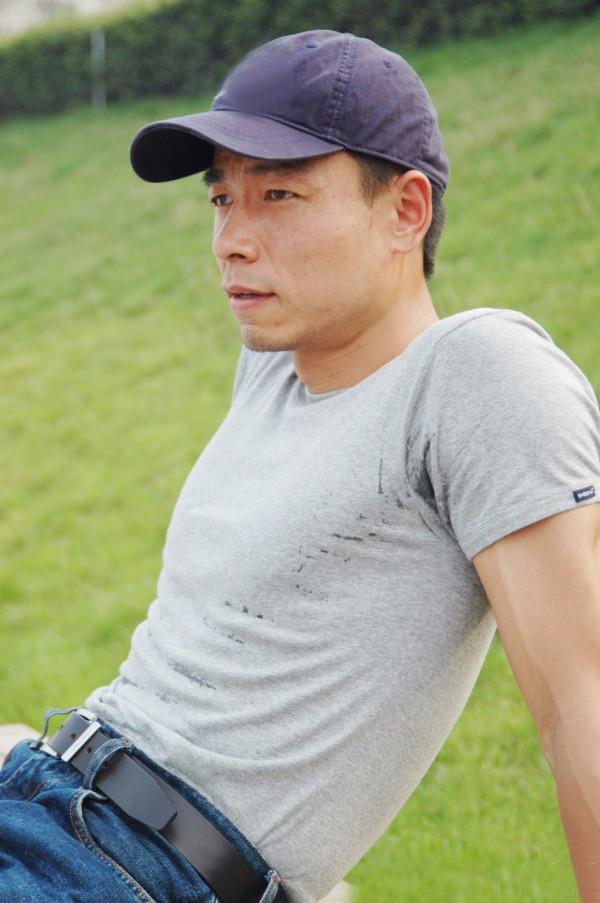 硬漢王挺：父母離異有淚，38歲幫爸爸還完債後，父子倆抱頭痛哭