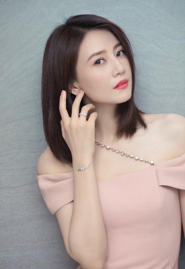 女神高圓圓眼角的皺紋,終究逃不過歲月的洗禮,但依然美豔動人 女神高圓圓眼角的皺紋,終究逃不過歲月的洗禮,但依然美豔動人