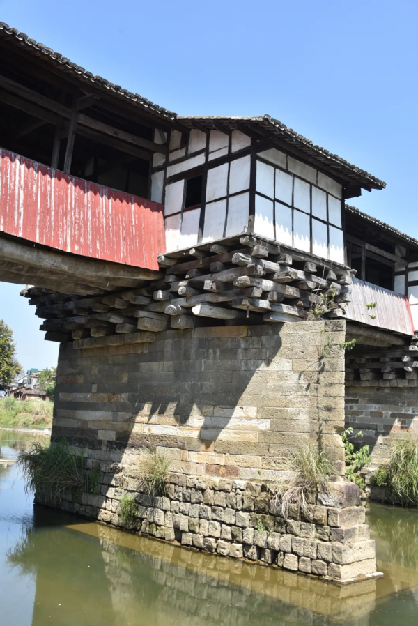 1400年曆史的古橋，藏在小鎮上，竟然還是中國古廊橋的孤例