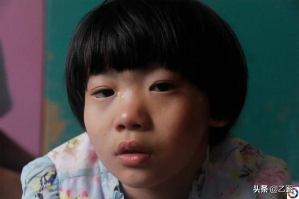 媽媽揹著幼女上山幹活，一陣電閃雷鳴後孩子臉青紫，噩夢就此開始