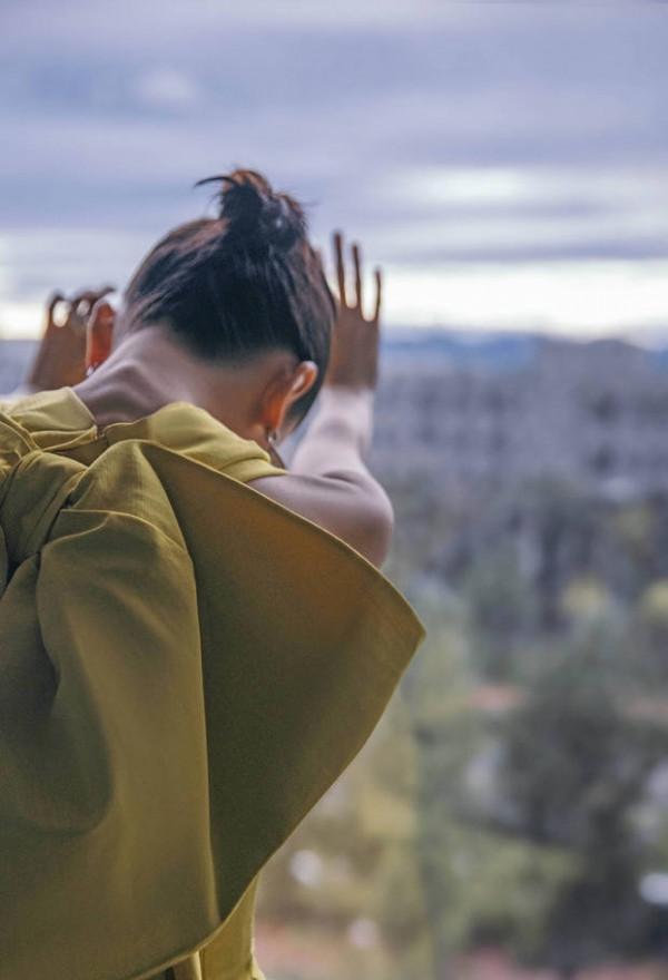 周冬雨蝴蝶結造型優雅大方