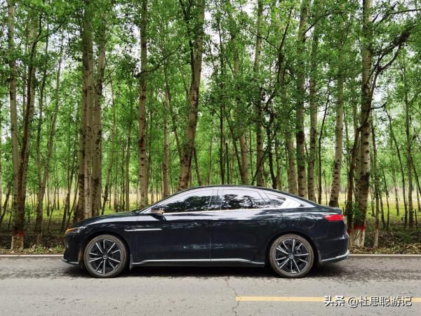 漢EV自駕新疆昭蘇縣，美食廣場排隊一小時終於吃上網紅燒烤