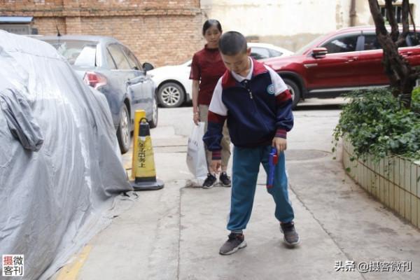 一家6口4人殘疾，兒子精神障礙離家出走，奶奶苦熬十年救孫