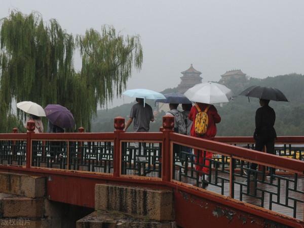 中秋假期首日北京遭遇大到暴雨天氣遊客撐傘冒雨在頤和園遊覽