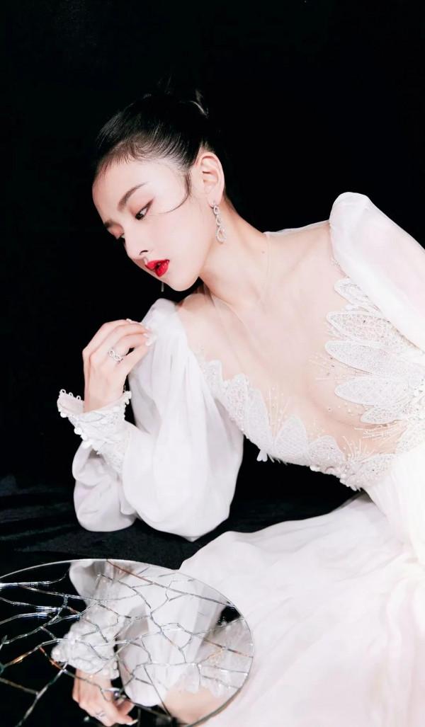 有喜歡宋祖兒的嗎？是曾經的小哪吒，也是大方得體的喬四美