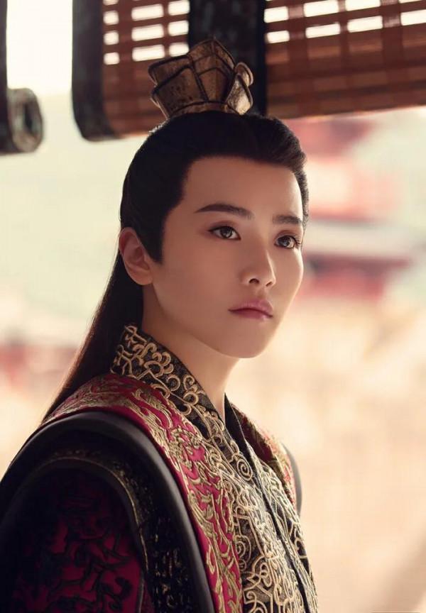 別以為貼個鬍子就是女扮男裝，這6位女星的男裝太帥，真不糊弄人