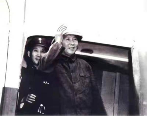 馮玉祥請客從不允許吸菸,但只有一人例外,主席:我要違反紀律了 馮玉祥請客從不允許吸菸,但只有一人例外,主席:我要違反紀律了