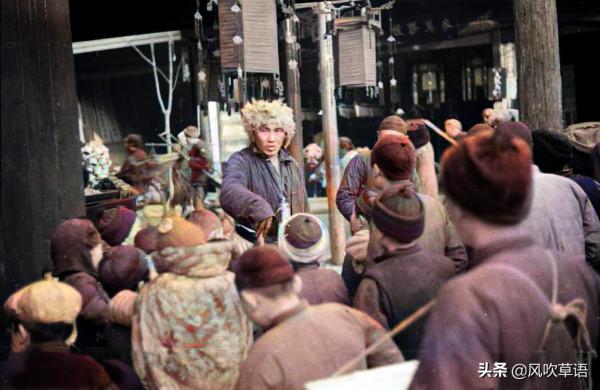 1938年的四川成都，街頭聳立炸彈模型，劉備之墓古意盎然