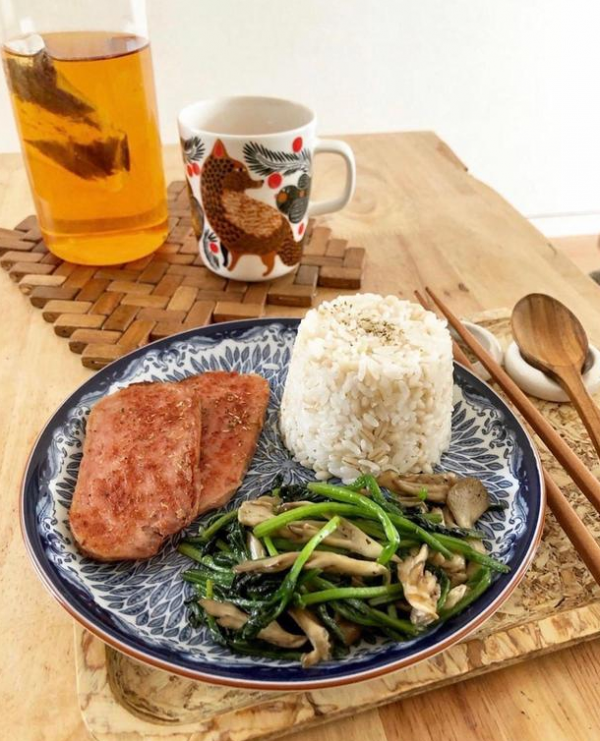 獨居6年！一人獨居有狗相伴，家居佈置得簡單精緻，太羨慕了