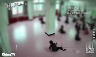 “我被‘綁’在輪椅上學習”，這一個動作，讓400+個孩子終身癱瘓