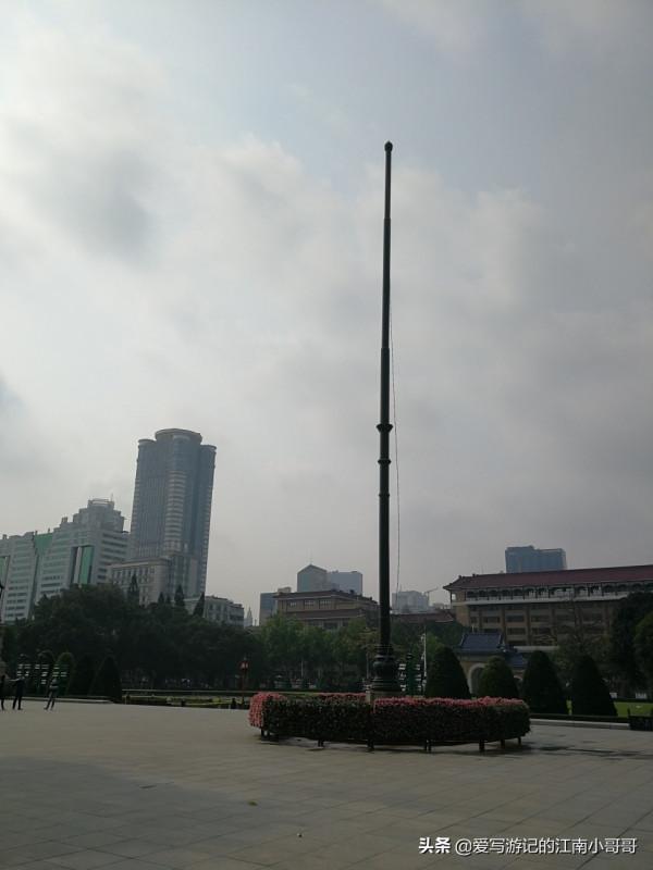 參觀綠樹環繞的中山紀念堂,從西側廣場開始,可以看到迷人的側顏 參觀綠樹環繞的中山紀念堂,從西側廣場開始,可以看到迷人的側顏