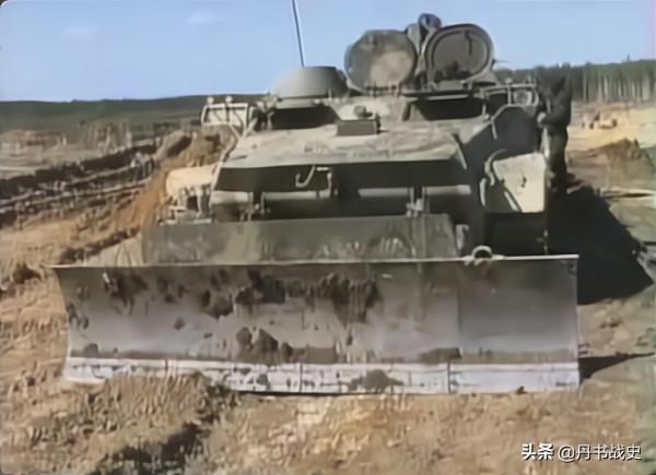 俄羅斯AZM空運工程車，空降兵的掘壕神器