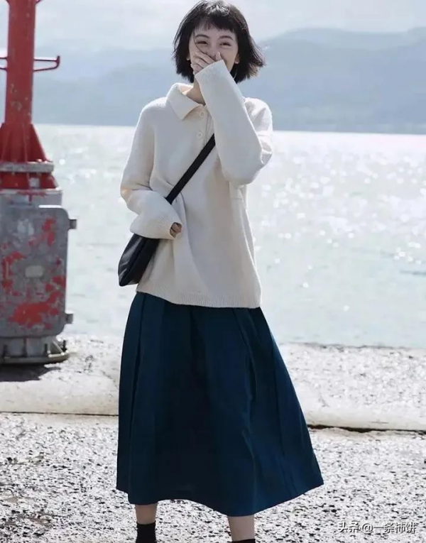 小個子女生冬天怎麼穿？毛線衣+裙子，選對了，顯高10釐米