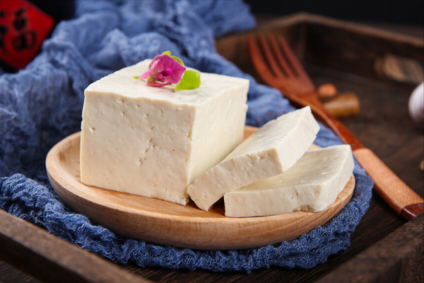 冬天饞豆腐，用不著出門買，一把黃豆一勺白醋，自己在家就能做