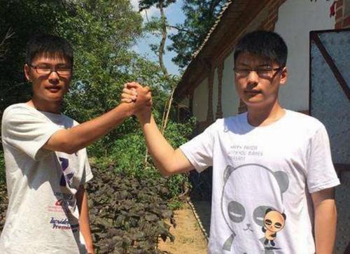 雙胞胎同時結婚，哥哥拿走房產證，弟弟拿走秤砣，到家後弟弟樂了