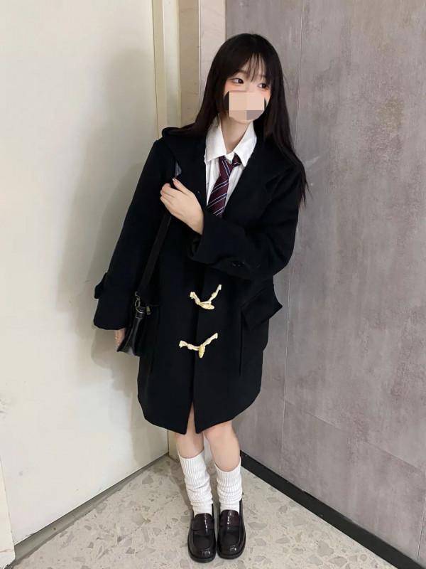 這樣穿真的太學院啦~牛角大衣搭配JK裙裙