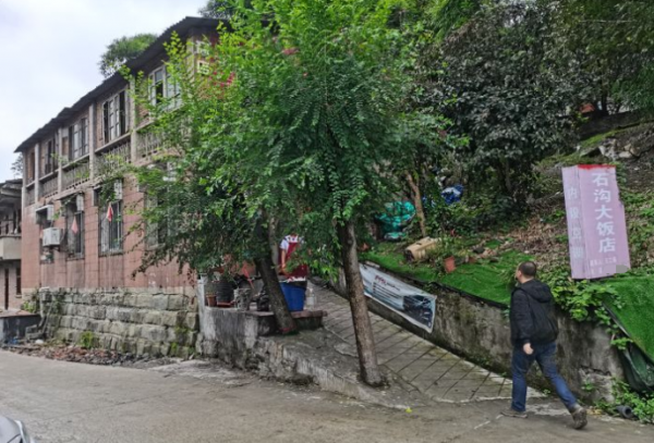 四川這家館子,吃飯需要翻山越嶺,閉眼點菜都好吃,山路上停滿車 四川這家館子,吃飯需要翻山越嶺,閉眼點菜都好吃,山路上停滿車