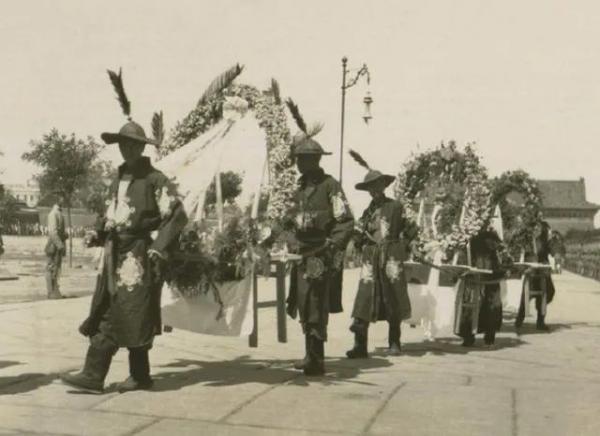 詭異的日本街頭：滿地花圈、滿臉開心