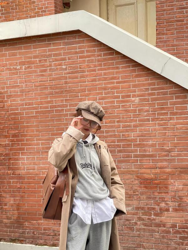 劉詩詩曬私服造型，大衣搭灰色長褲高階冷颯，頭戴報童帽摩登英倫