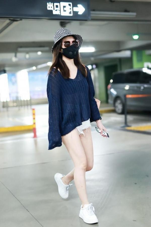 陳妍希無濾鏡自拍挺真實,脖子後的“富貴包”很搶眼,臉圓但腿細 陳妍希無濾鏡自拍挺真實,脖子後的“富貴包”很搶眼,臉圓但腿細