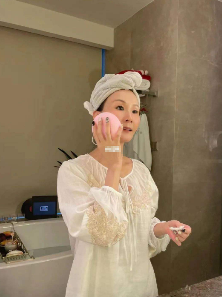 雪瑞姑姑：靠壕氣人設走紅，花甲之年活成18歲，她到底是何身份？