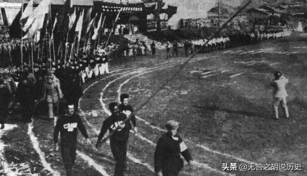 一個黑人士兵舉著白旗朝志願軍走來，突然黑人身後的美軍開火了